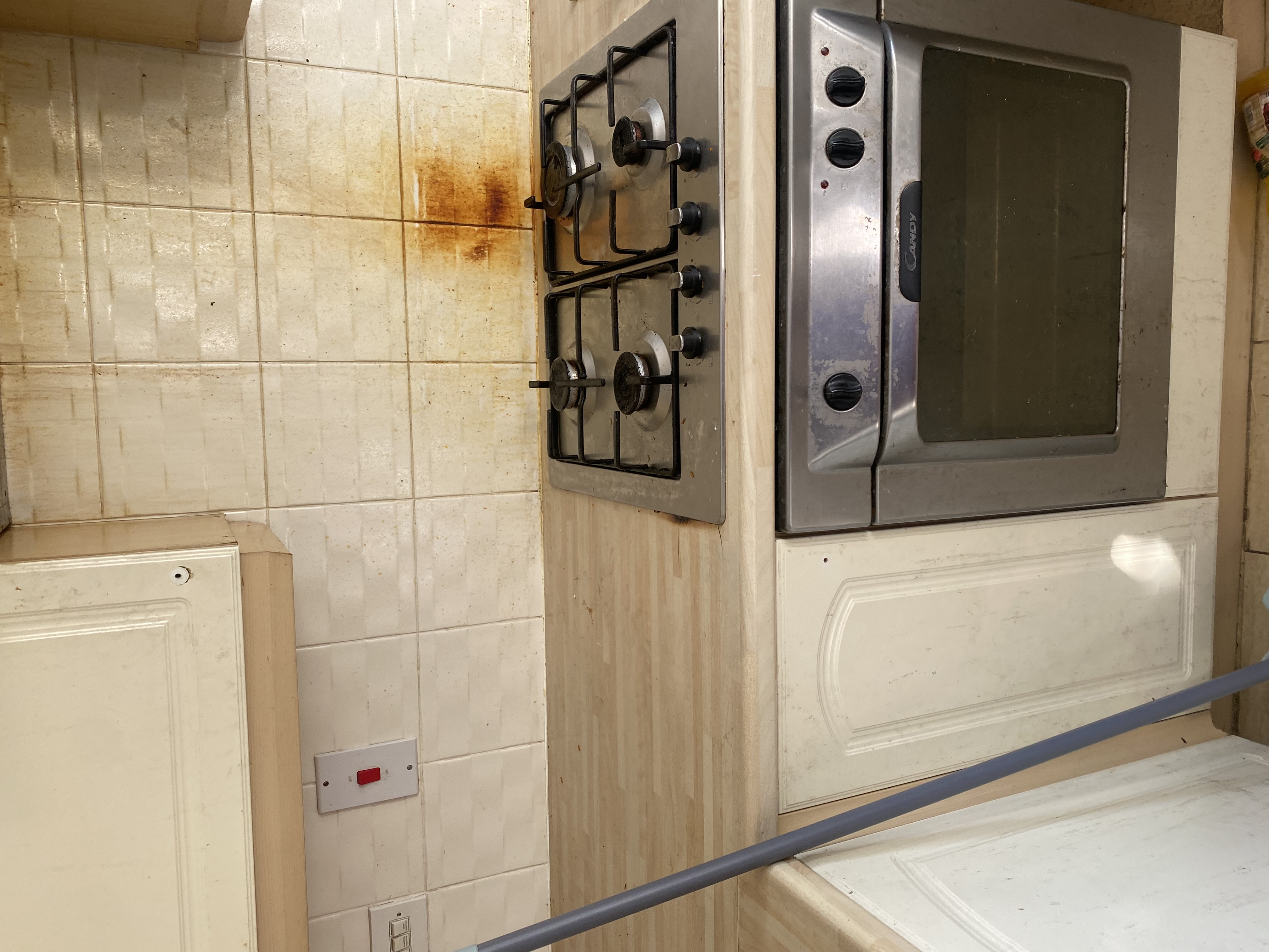 Kitchen hob and oven before cleaning